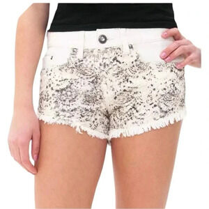 Day trip Capricorn Crochet Front Fray Hem White Denim Shorts W/Stretch EUC